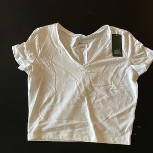 White cropped v neck shirt